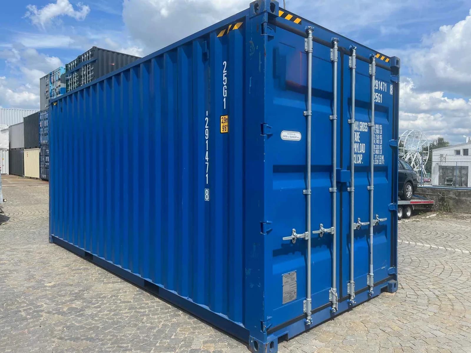 Niebieski kontener High Cube 20 stóp z żółto-czarnym oznaczeniem wysokości
